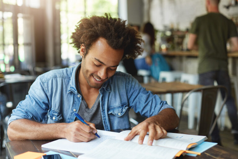 Gestão de concursos: o que é, curso e salário