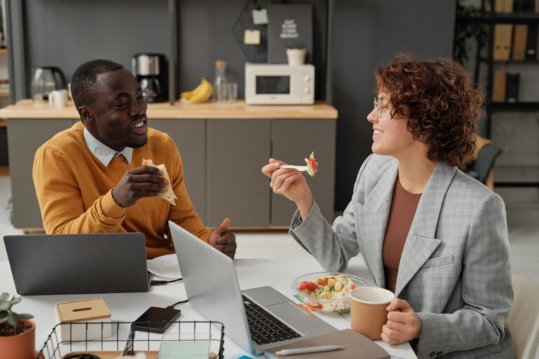 Você pode comer lanches enquanto trabalha?