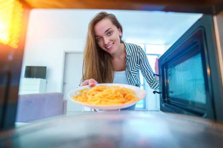 É permitido aquecer comida caseira no trabalho?