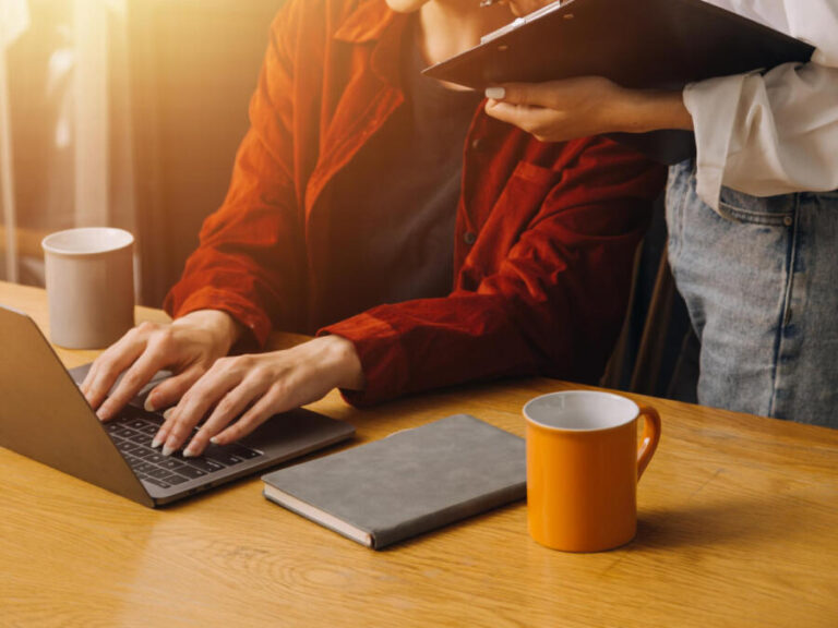 Café no trabalho: Quem prepara e quem serve a bebida?